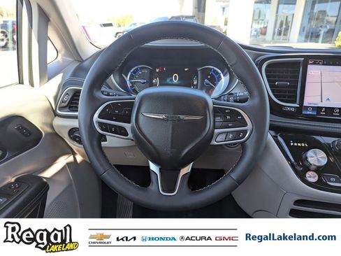 Used 2024 Chrysler Pacifica Select image 12
