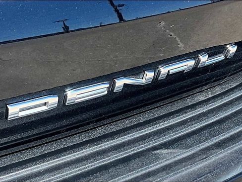 Used 2021 GMC Yukon Denali w/ Denali Premium Package image 10