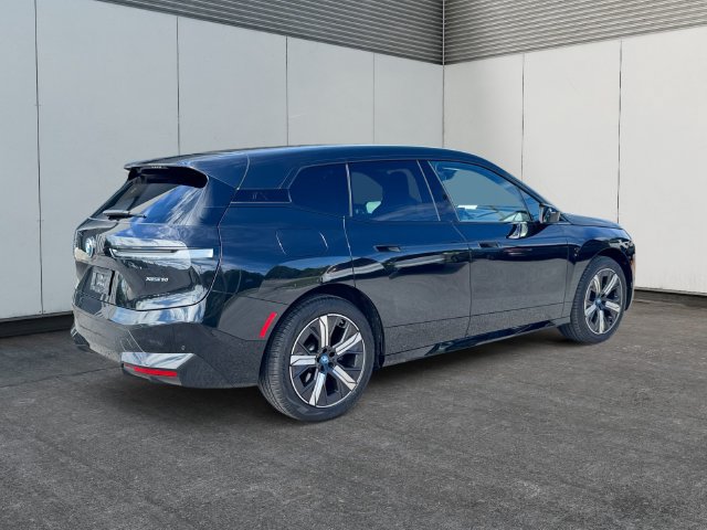 Used 2024 BMW iX xDrive50 w/ Sport Package AWD/4WD image 5