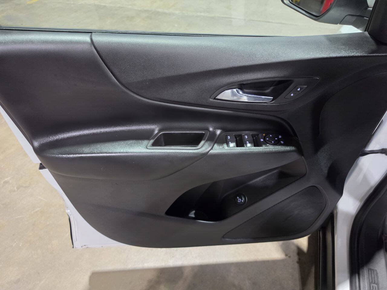 Used 2020 Chevrolet Equinox LT FWD image 23