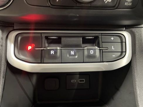 Used 2023 GMC Acadia SLE image 20