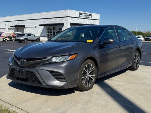 Used 2019 Toyota Camry SE image 3