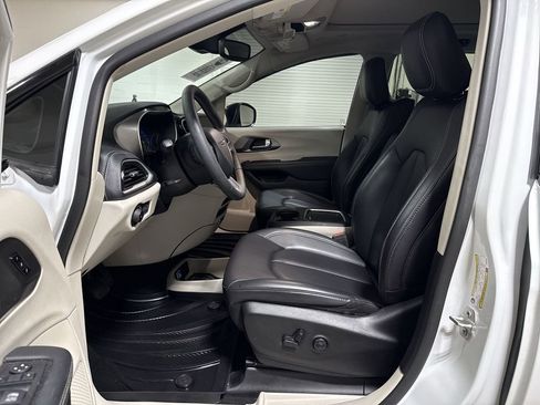 Used 2023 Chrysler Pacifica Touring-L w/ Uconnect Theater Family Group AWD/4WD image 21