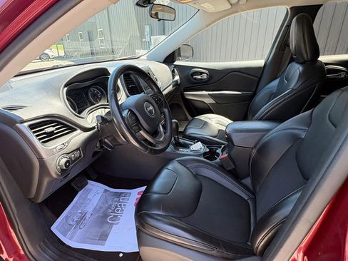 Used 2019 Jeep Cherokee Latitude Plus AWD/4WD image 3
