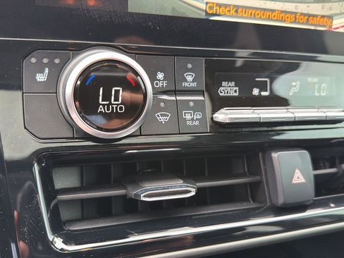 Used 2023 Toyota Highlander XLE FWD image 28