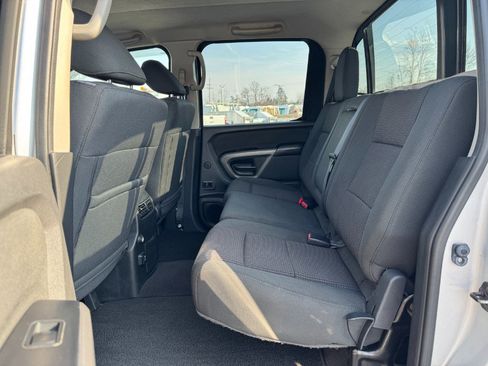 Used 2015 Nissan Titan SV image 16