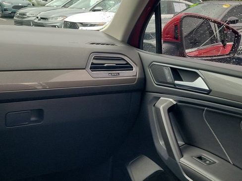 Certified 2024 Volkswagen Tiguan SE w/ Panoramic Sunroof Package FWD image 4