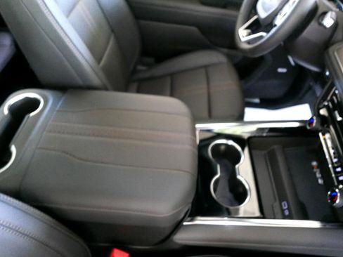 Used 2025 Chevrolet Suburban High Country image 29