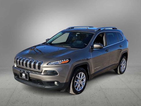 Used 2017 Jeep Cherokee Latitude image 4