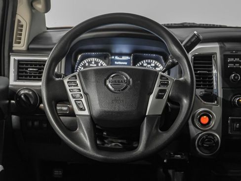 Used 2017 Nissan Titan SV image 15