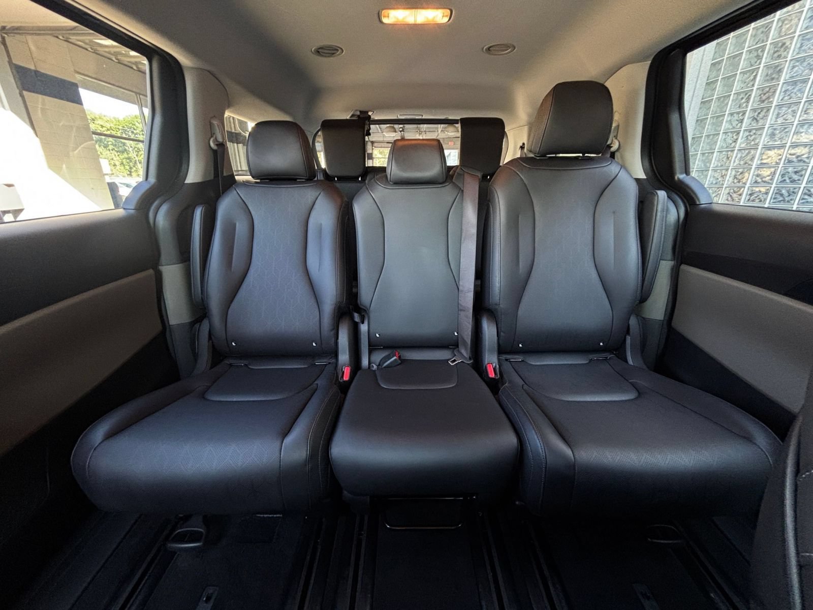 Used 2026 Kia Carnival FWD image 40