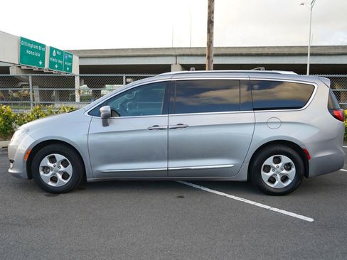 Used 2017 Chrysler Pacifica Touring-L Plus image 2