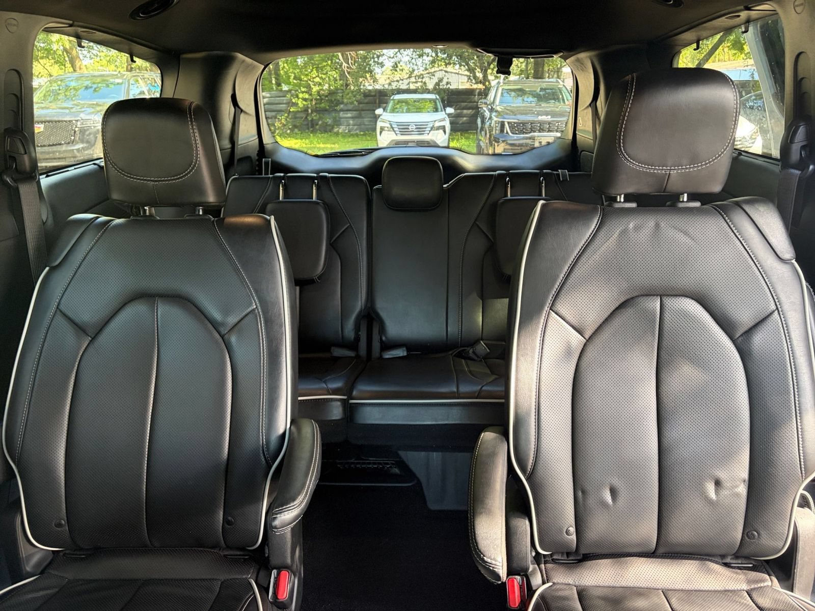Used 2025 Chrysler Pacifica Limited FWD image 42