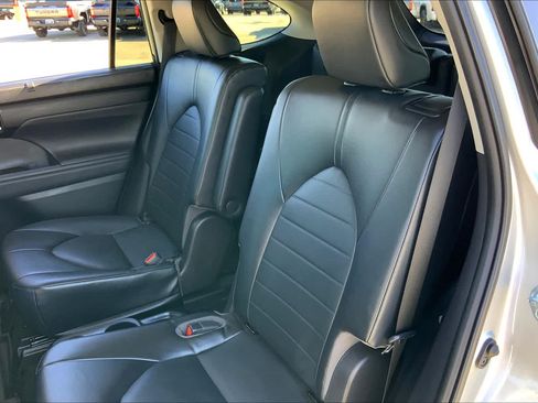Used 2022 Toyota Highlander XLE AWD/4WD image 20