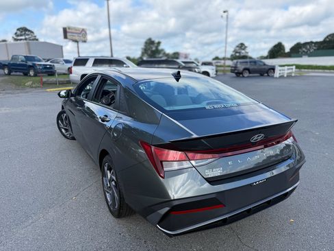 Used 2025 Hyundai Elantra Sport FWD image 17