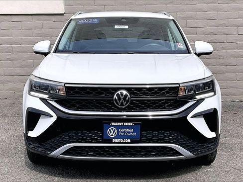 Certified 2022 Volkswagen Taos SE image 2