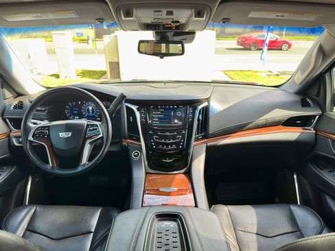Used 2017 Cadillac Escalade Luxury image 6