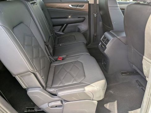 Used 2025 Volkswagen Atlas SE image 32