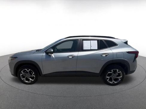 Used 2025 Chevrolet Trax LT w/ LT Convenience Package FWD image 9