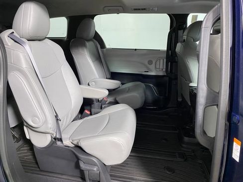 Used 2025 Toyota Sienna XLE w/ XLE Plus Package image 10