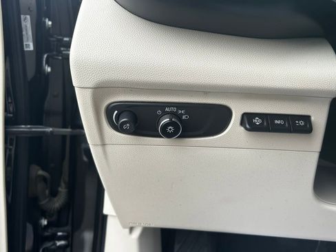 Used 2022 Buick Envision Essence w/ Technology Package I FWD image 18