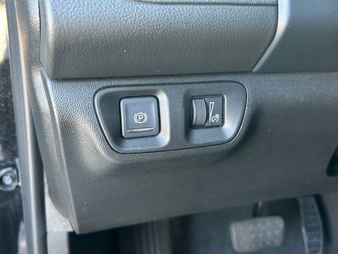 Used 2023 GMC Acadia SLT FWD image 18