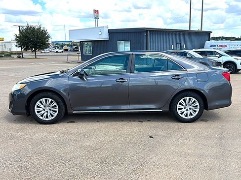 Used 2013 Toyota Camry LE FWD image 2