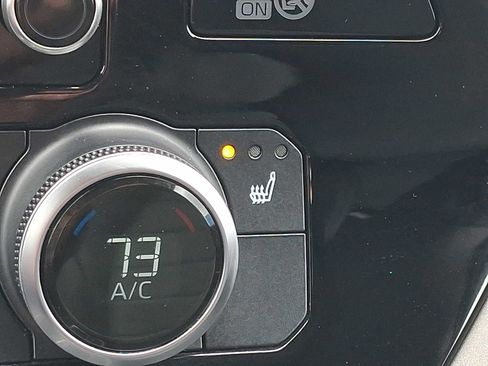 Used 2020 Toyota Highlander XLE AWD/4WD image 24