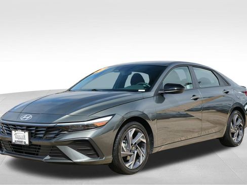 Used 2025 Hyundai Elantra SEL image 3