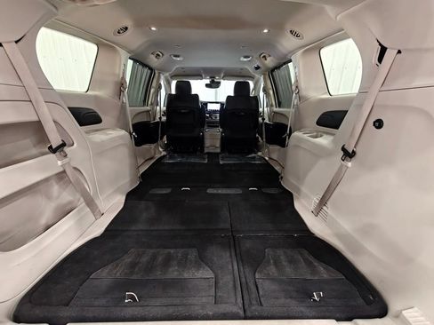 Used 2024 Chrysler Pacifica Touring-L FWD image 32