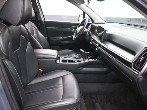 Used 2024 Kia Sorento S image 7