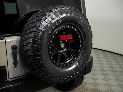 Used 2018 Jeep Wrangler Unlimited Sport w/ Connectivity Group AWD/4WD image 33