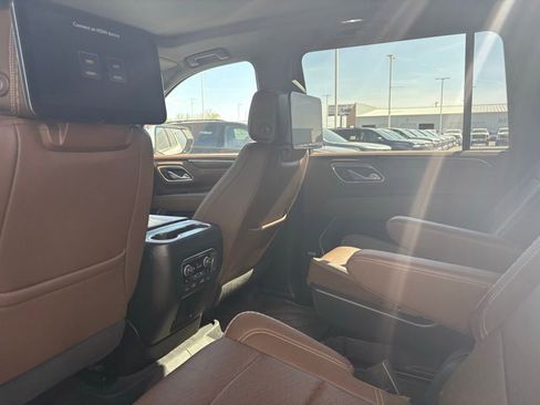 Used 2023 Chevrolet Suburban High Country image 8