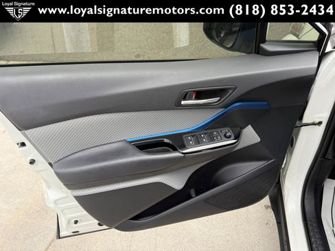 Used 2019 Toyota C-HR XLE FWD image 17