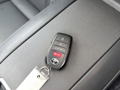 Used 2024 Toyota Highlander XLE AWD/4WD image 11