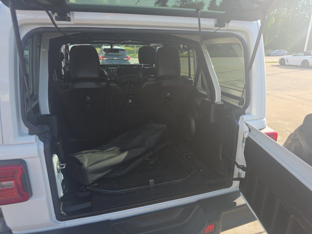 Used 2018 Jeep Wrangler Unlimited Sahara AWD/4WD image 18