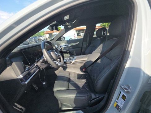 Used 2024 BMW i7 xDrive60 w/ Premium Package 2 AWD/4WD image 3