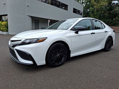 Used 2021 Toyota Camry SE FWD image 3
