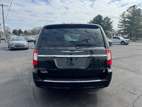 Used 2016 Chrysler Town & Country Touring image 30