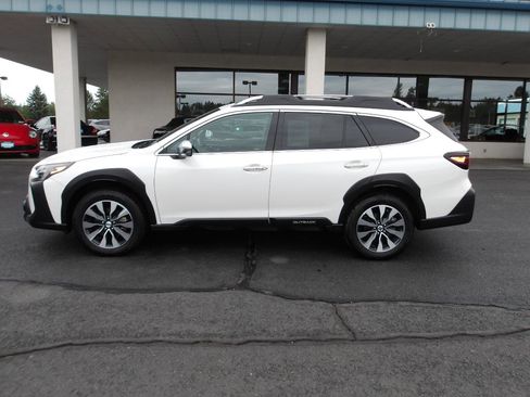 Used 2023 Subaru Outback Touring AWD/4WD image 2