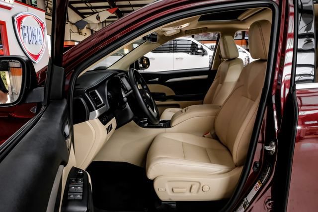 Used 2019 Toyota Highlander XLE FWD image 6
