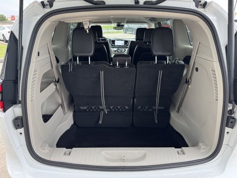Used 2024 Chrysler Pacifica Touring-L FWD image 30