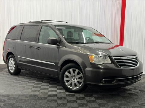 Used 2016 Chrysler Town & Country Touring FWD image 2