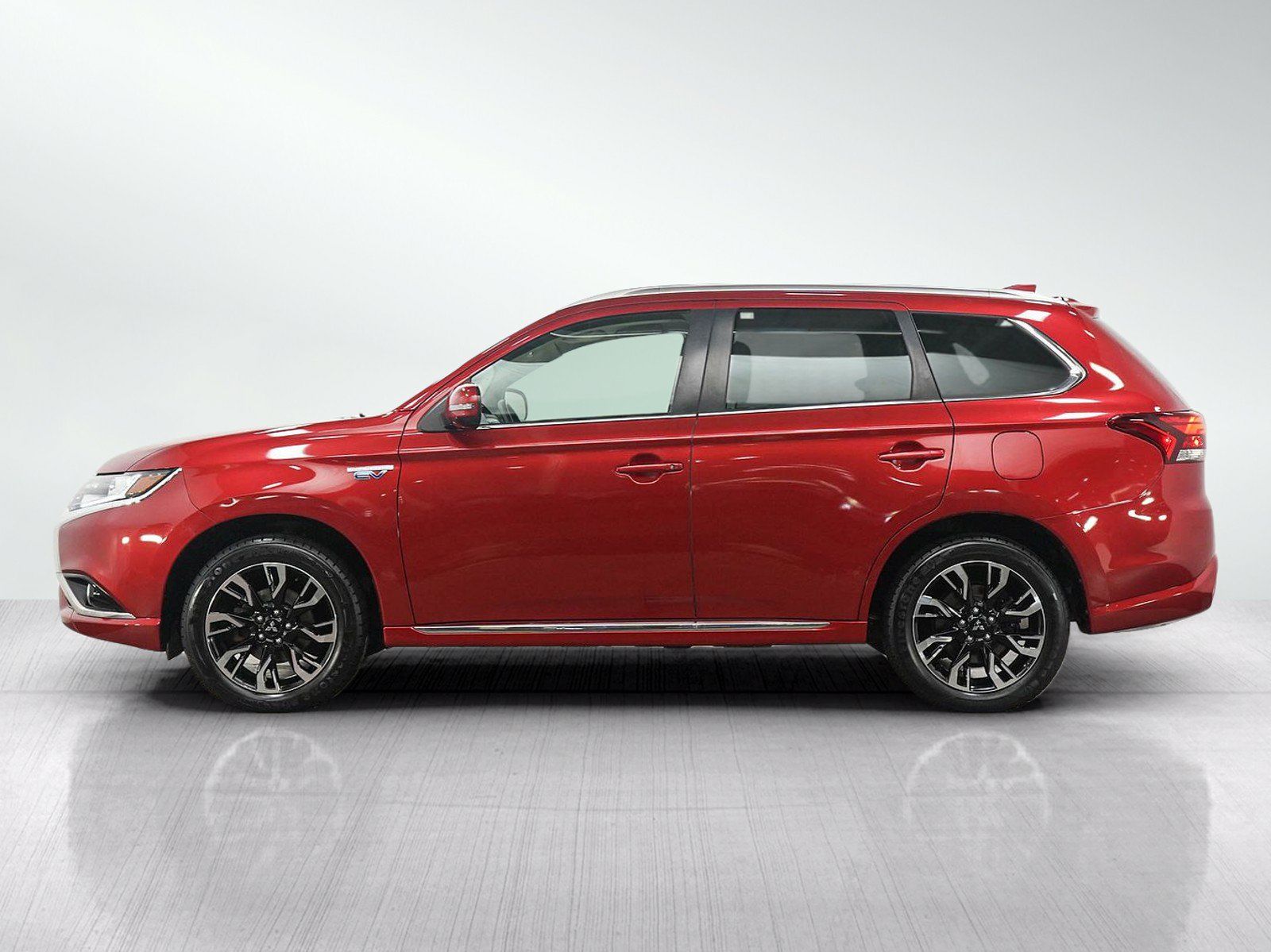 Used 2018 Mitsubishi Outlander 4WD Plug-In Hybrid image 2