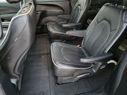 Used 2025 Chrysler Pacifica Limited image 10