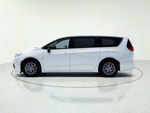 Used 2024 Chrysler Pacifica Touring-L FWD image 5