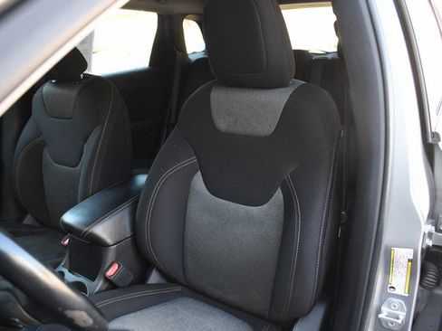 Used 2017 Jeep Cherokee Altitude AWD/4WD image 17