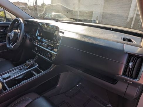 Used 2023 Nissan Pathfinder SL AWD/4WD image 14