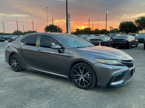Used 2022 Toyota Camry SE FWD image 3