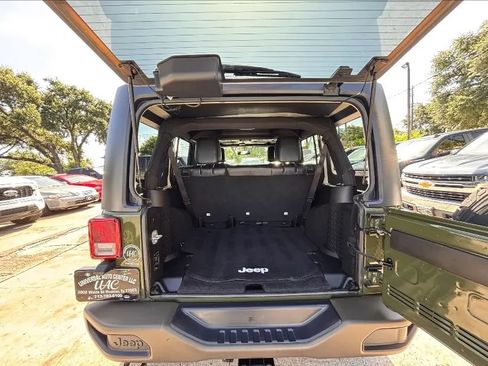 Used 2016 Jeep Wrangler Unlimited Sahara AWD/4WD image 15